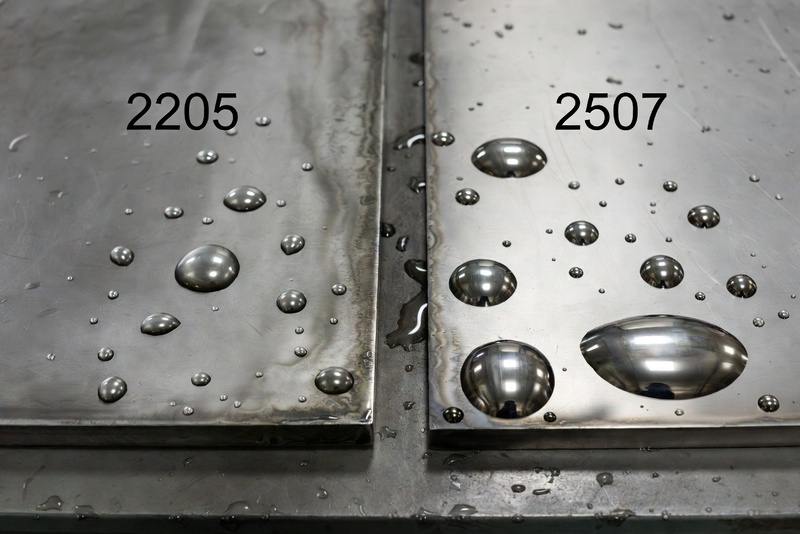 并排展示两块钢样，左侧为 2205 双相不锈钢，右侧为 2507 超双相不锈钢